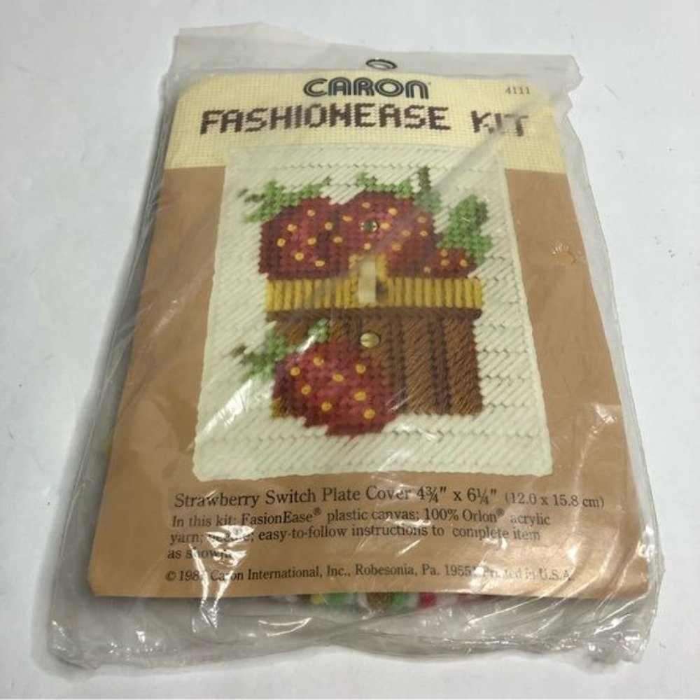 New VTG Caron Fashionease Kit 4111 Strawberry Switch Plate Cover 4 3/4" x 6 1/4"
